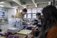 Com apoio da Portos do Paraná, moradoras da Ilha de Piaçaguera fazem curso de corte e costura