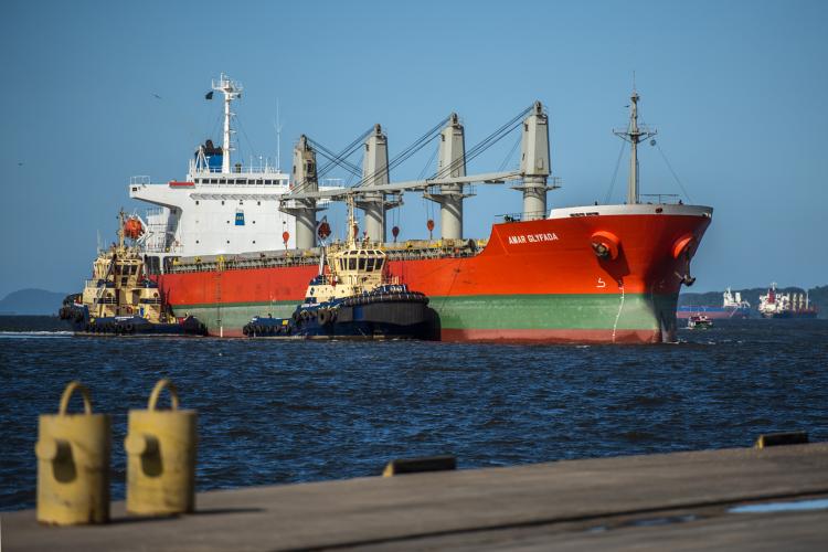 navio chegando para atracar no Porto de Paranaguá