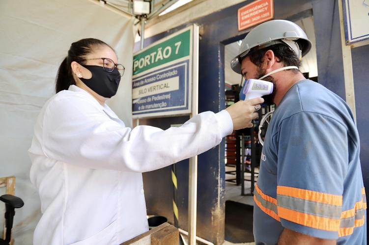 Desde março, mais de 1,2 milhões de triagens de saúde foram realizadas junto a caminhoneiros e trabalhadores no Porto de Paranaguá. Há atendimento com médicos e enfermeiros 24 horas, todos os dias, além de suprimentos como álcool em gel, máscaras, luvas, novas pias, chuveiros e serviço de desinfecção.