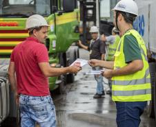 A partir desta semana, os trabalhadores que entram no cais público do Porto de Paranaguá recebem informações claras sobre as regras gerais de segurança e o regulamento da rota de tráfego de veículos e pedestres. 