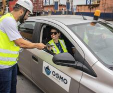 A partir desta semana, os trabalhadores que entram no cais público do Porto de Paranaguá recebem informações claras sobre as regras gerais de segurança e o regulamento da rota de tráfego de veículos e pedestres. 