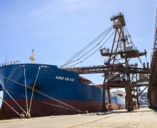 Serão 89 mil toneladas de farelo de soja, carregadas no navio Kang Xin Hai, que tem 254 metros de comprimento e segue para o porto de Amsterdã. Esta é a segunda maior operação de granéis em um único navio da história do porto paranaense
