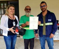 Moradores da Ilha do Teixeira receberam nesta quinta-feira (23) o certificado de conclusão do curso e um kit de ferramentas. O objetivo da ação da empresa Portos do Paraná é que os pescadores possam consertar e fazer a manutenção dos próprios barcos.