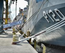 O NPaOc Amazonas é a primeira embarcação das forças armadas brasileiras a realizar procedimento de apoio no cais público paranaense em 2020