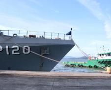 O NPaOc Amazonas é a primeira embarcação das forças armadas brasileiras a realizar procedimento de apoio no cais público paranaense em 2020