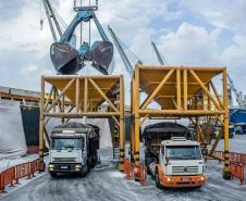 Importadores dos produtos pelos portos de Paranaguá e Antonina pagaram menos em sobre-estadia em 2019. Economia do setor chega a US$20 milhões, em gastos de esperas extras de navios. 