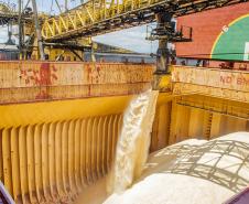 De açúcar (a granel e ensacada), 190.428 toneladas saíram pelo Porto de Paranaguá, em março - 85% a mais que as 102.751 toneladas exportadas em 2019. 