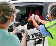 Iniciativa da empresa pública Portos do Paraná é uma forma de ajudar os motoristas, que enfrentam dificuldades em encontrar restaurantes abertos devido à pandemia do coronavírus. Serão distribuídos 55 mil kits, com arroz, feijão, óleo e ovos.