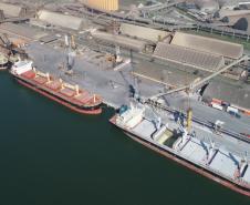 A Portos do Paraná espera atracar até o fim de abril 115 navios. Porto de Paranaguá mantém operações com cuidados de segurança.