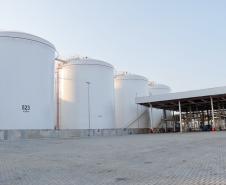 ARMAZENAGEM - Na retroárea, um grande investimento em expansão foi realizado, este ano, pela empresa Cattalini, uma das principais operadoras dos graneis líquidos no Porto de Paranaguá. Desde abril está em operação o novo centro de tancagem, o CT4.