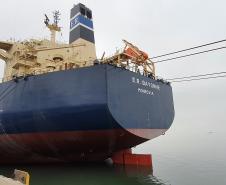 O E.R Bayonne carrega 104,2 mil toneladas de farelo de soja, um novo marco de carregamento em uma embarcação. Eficiência e agilidade do porto permitem embarques cada vez mais volumosos.