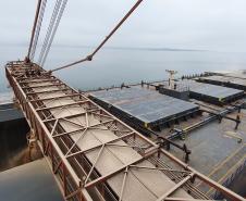 O E.R Bayonne carrega 104,2 mil toneladas de farelo de soja, um novo marco de carregamento em uma embarcação. Eficiência e agilidade do porto permitem embarques cada vez mais volumosos.
