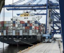 Portos de Paranaguá e Antonina movimentaram 28,1 milhões de toneladas de cargas entre janeiro e junho de 2020. Exportações tiveram o maior crescimento: 18%, no período. Cerca de 18,5 milhões de toneladas de cargas saíram do Brasil pelos portos paranaenses.
