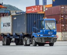 Portos de Paranaguá e Antonina movimentaram 28,1 milhões de toneladas de cargas entre janeiro e junho de 2020. Exportações tiveram o maior crescimento: 18%, no período. Cerca de 18,5 milhões de toneladas de cargas saíram do Brasil pelos portos paranaenses.