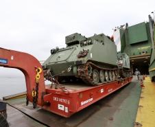 Trinta veículos foram doados pelos Estados Unidos ao Exército Brasileiro. Os tanques que vieram de Galveston, Texas, serão restaurados e modernizados para operações militares no País. 