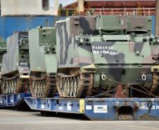 Trinta veículos foram doados pelos Estados Unidos ao Exército Brasileiro. Os tanques que vieram de Galveston, Texas, serão restaurados e modernizados para operações militares no País.