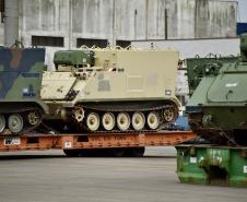 Trinta veículos foram doados pelos Estados Unidos ao Exército Brasileiro. Os tanques que vieram de Galveston, Texas, serão restaurados e modernizados para operações militares no País.