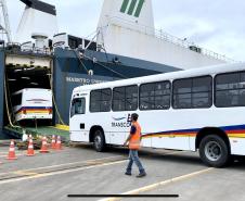 São 155 ônibus em uma única operação. Veículos de transporte coletivo serão levados para os portos de Boma, no Congo, e Luanda, em Angola. A operação é feita no cais público, pela empresa Marcon. 