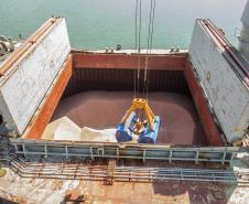 Com altas significativas na descarga de produtos dos segmentos de carga geral e granéis sólidos, os terminais de Paranaguá e Antonina movimentaram 18.262.189 toneladas, de janeiro a abril. 