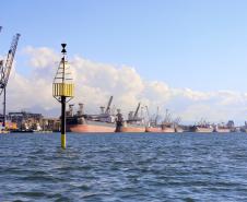 Empresa pública finaliza nesta semana a implantação de boias articuladas de sinalização náutica no Canal do Surdinho, acesso alternativo ao Porto de Paranaguá.