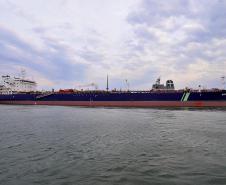 Mais um grande navio do segmento de granéis líquidos opera no Porto de Paranaguá. Atracado no píer privativo da Cattalini Terminais Marítimos, o Hafnia Guangzhou descarrega óleo Diesel, vindo dos Estados Unidos. A embarcação de bandeira maltesa tem 228,39 metros de comprimento (LOA) e 38,04 metros de largura (boca).