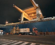 Opção dos exportadores é para driblar a falta de contêineres no mundo. Porto de Paranaguá tem tradição, estrutura de qualidade e operadores qualificados para a operação.