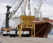 No Porto de Antonina, o terminal privado (TPPF) movimentou 209.778 toneladas de cargas no último mês de julho. O volume registrado neste ano é 130% maior que as 91.147 toneladas de cargas movimentadas nos mesmos 31 dias do ano passado.