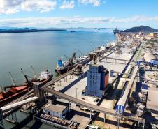 Na parte oeste do cais do Porto de Paranaguá, obras públicas e privadas aumentam a produtividade dos embarques e desembarques de cargas.