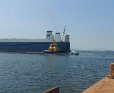 Navio atraca perpendicular ao cais e chama atenção no Porto de Paranaguá