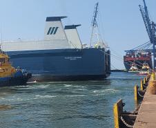 Navio atraca perpendicular ao cais e chama atenção no Porto de Paranaguá