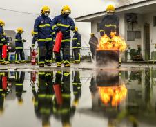 Turma com integrantes da Unidade Administrativa de Segurança Portuária participou de 40 horas de curso de combate a incêndios e primeiros socorros para atuação no Porto de Paranaguá.