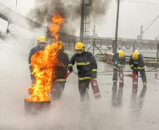 Turma com integrantes da Unidade Administrativa de Segurança Portuária participou de 40 horas de curso de combate a incêndios e primeiros socorros para atuação no Porto de Paranaguá.