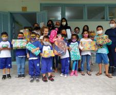 Ação de Dia das Crianças que beneficiou 180 alunos da rede municipal acontece em parceria com a Superintendência Geral de Ação Solidária, do Governo do Estado, dentro da campanha Paraná Piá.