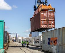 Porto de Paranaguá registra aumento de transporte de cargas por ferrovia em maio