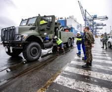 Porto de Paranaguá recebe 20 viaturas blindadas do Exército fabricadas nos EUA