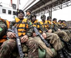 Porto de Paranaguá recebe navio da Marinha para exercício de oficiais do Exército