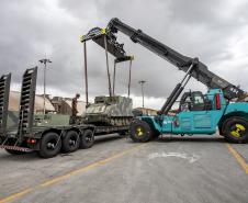 Porto de Paranaguá recebe mais 30 unidades de blindados para o Exército Brasileiro