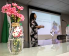 Especialistas em saúde realizam palestra sobre outubro rosa na Portos do Paraná