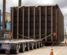Porto de Paranaguá embarca peça de autoclave com 15 metros de comprimento