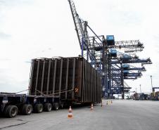 Porto de Paranaguá embarca peça de autoclave com 15 metros de comprimento