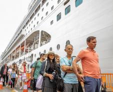 Com 2,4 mil pessoas a bordo, navio MSC Lirica desembarca em Paranaguá