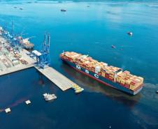 Porto de Paranaguá recebe maior navio porta-contêineres em comprimento