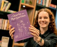Estagiária da Portos do Paraná estreia como escritora e lança primeiro romance