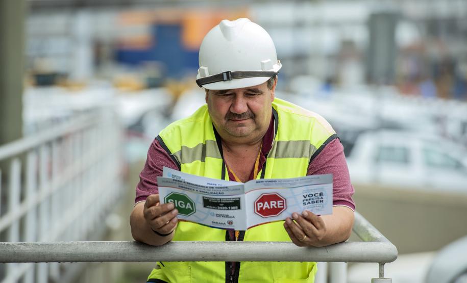 A partir desta semana, os trabalhadores que entram no cais público do Porto de Paranaguá recebem informações claras sobre as regras gerais de segurança e o regulamento da rota de tráfego de veículos e pedestres.