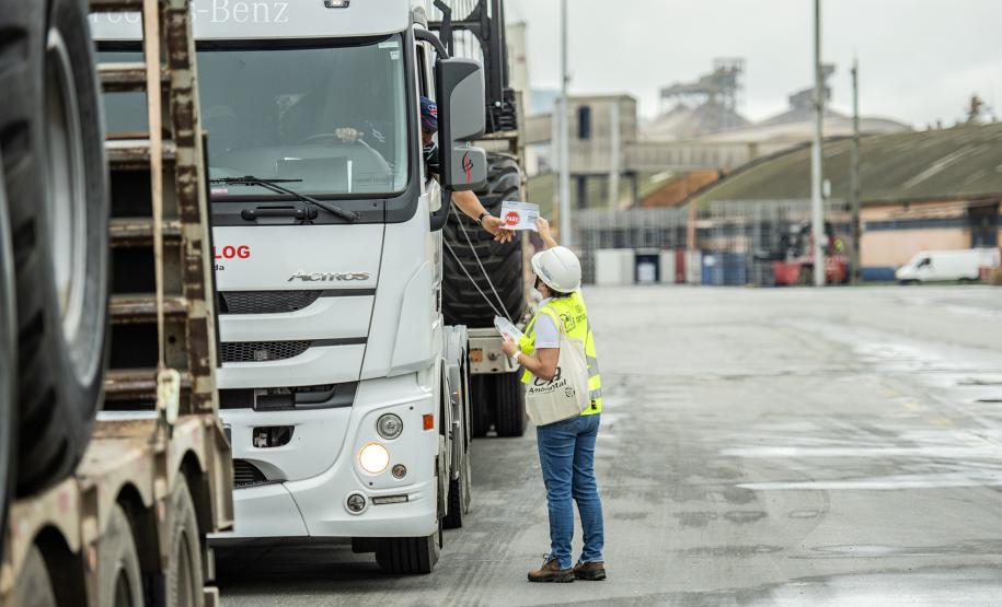 A partir desta semana, os trabalhadores que entram no cais público do Porto de Paranaguá recebem informações claras sobre as regras gerais de segurança e o regulamento da rota de tráfego de veículos e pedestres.