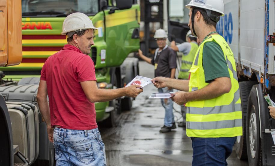 A partir desta semana, os trabalhadores que entram no cais público do Porto de Paranaguá recebem informações claras sobre as regras gerais de segurança e o regulamento da rota de tráfego de veículos e pedestres.