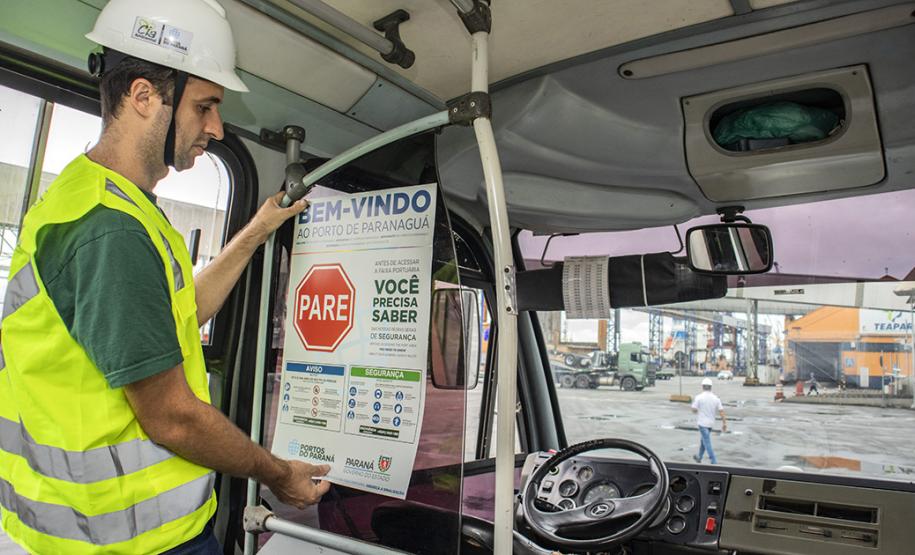 A partir desta semana, os trabalhadores que entram no cais público do Porto de Paranaguá recebem informações claras sobre as regras gerais de segurança e o regulamento da rota de tráfego de veículos e pedestres.