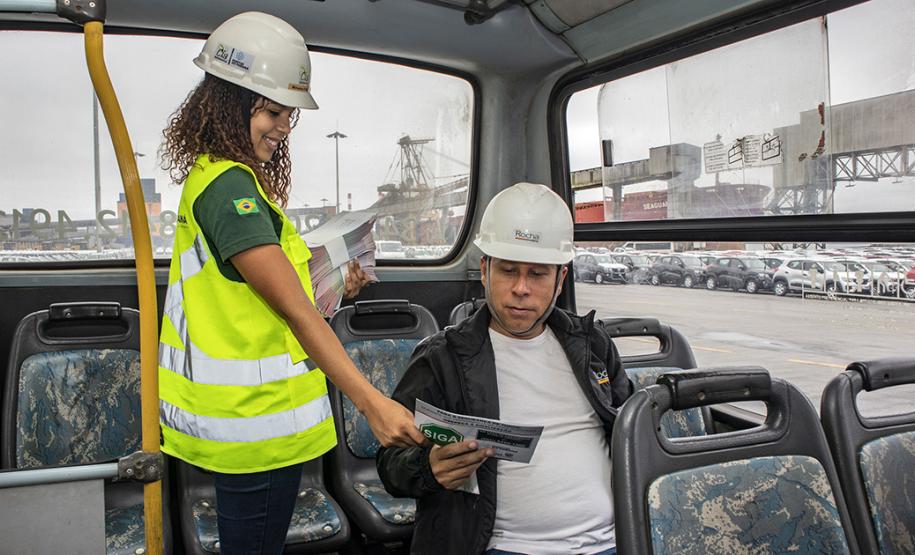 A partir desta semana, os trabalhadores que entram no cais público do Porto de Paranaguá recebem informações claras sobre as regras gerais de segurança e o regulamento da rota de tráfego de veículos e pedestres.