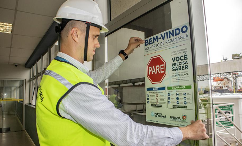 A partir desta semana, os trabalhadores que entram no cais público do Porto de Paranaguá recebem informações claras sobre as regras gerais de segurança e o regulamento da rota de tráfego de veículos e pedestres.