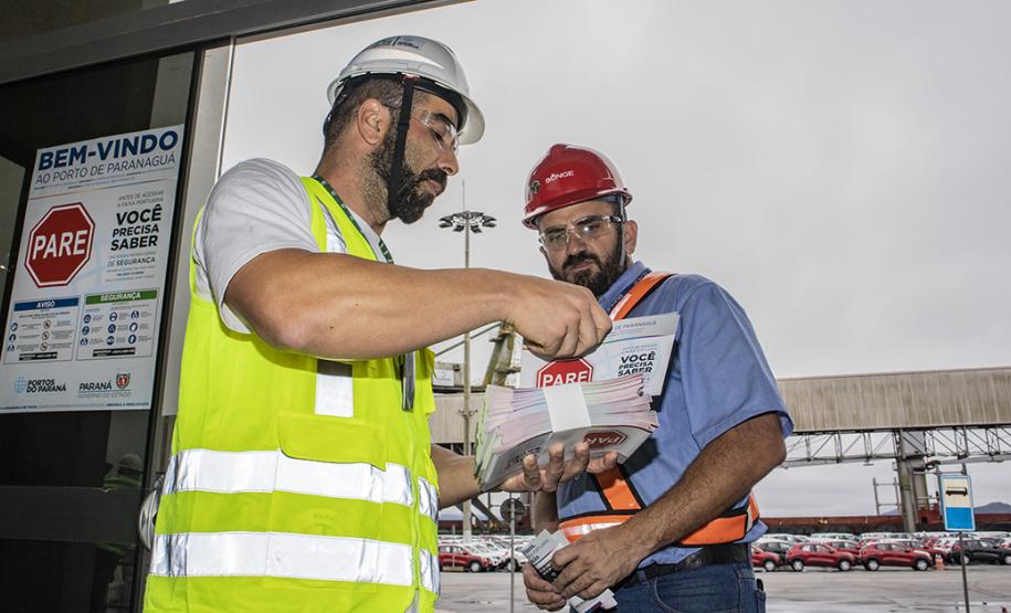 A partir desta semana, os trabalhadores que entram no cais público do Porto de Paranaguá recebem informações claras sobre as regras gerais de segurança e o regulamento da rota de tráfego de veículos e pedestres.